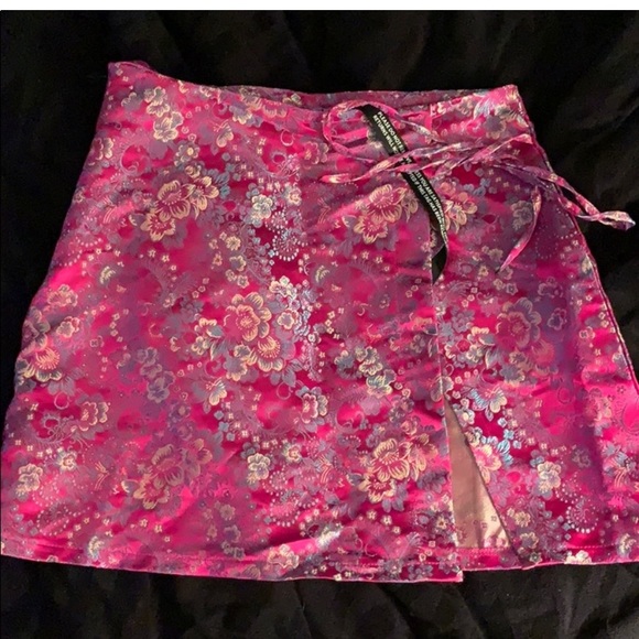 Pink satin mini skirt - Picture 2 of 3